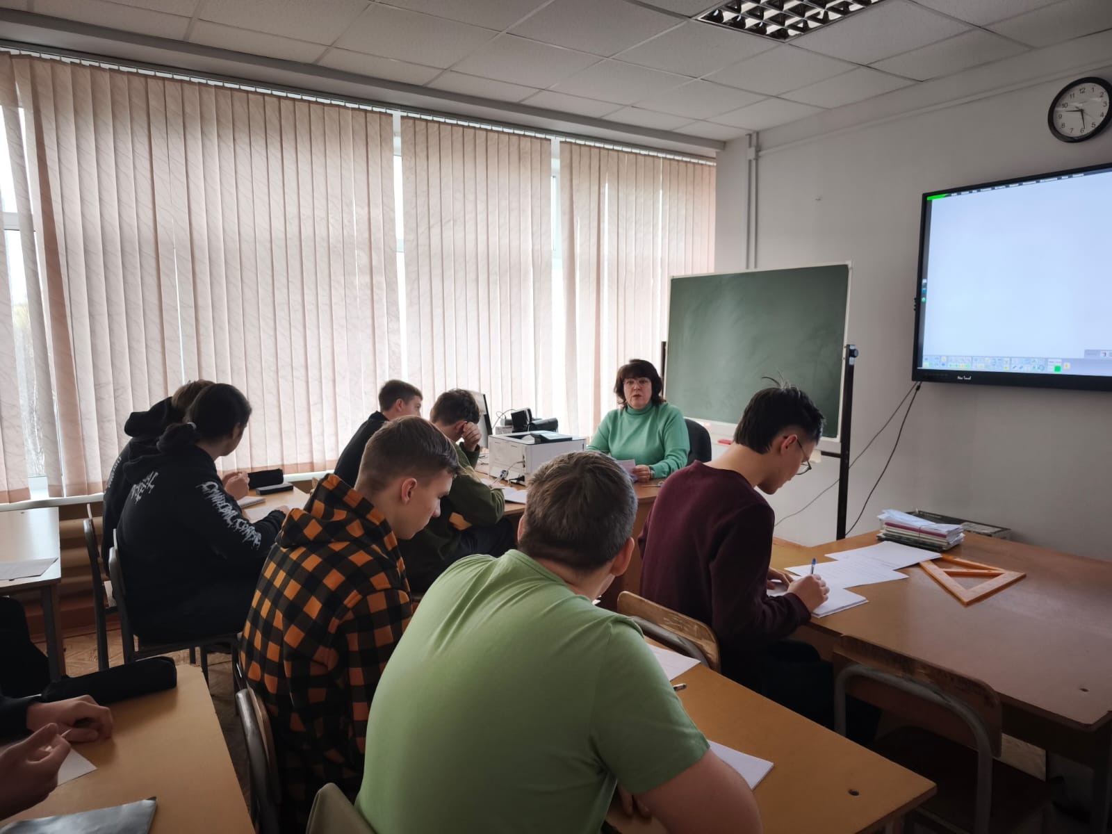 На весенних каникулах учащиеся 10Б класса, заинтересованные в более качественных знаниях,  посещали занятия по математике..